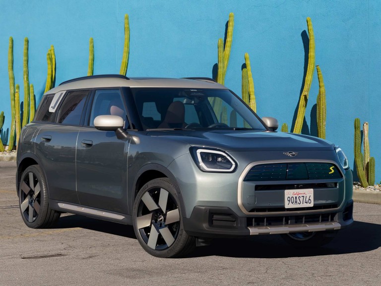 MINI all-electric Countryman - charging - workplace charging